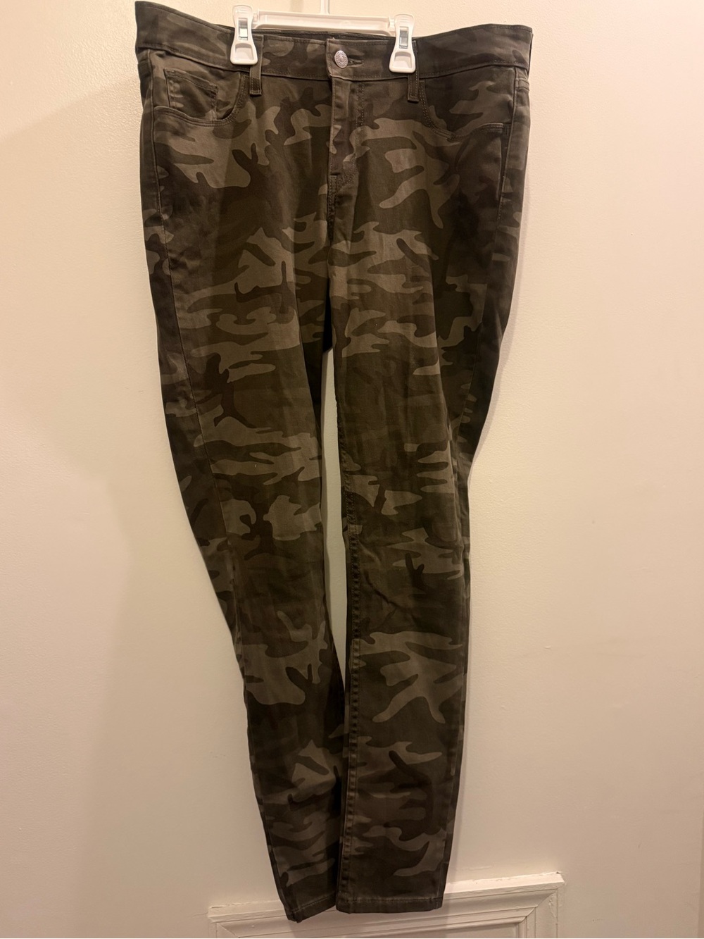 Levi's 535 Super Skinny (Women’s) - Camo - Size 32 Waist